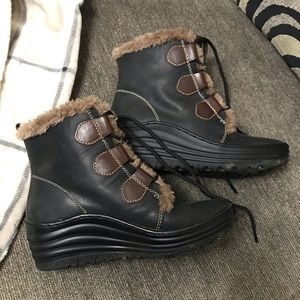Adorable leather wedge bootie for Fall-Winter EUC